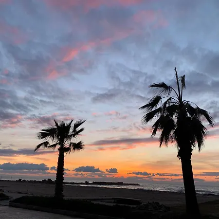 Beachfront In Qerret With A Private Pool 格勒姆