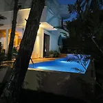 Beachfront In Qerret With A Private Pool 别墅