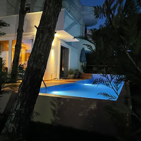 Beachfront In Qerret With A Private Pool 빌라